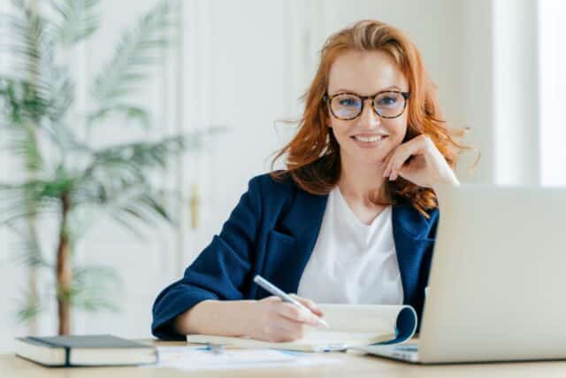 Femme qui rédige sa lettre de motivation spontanée sans poste précis