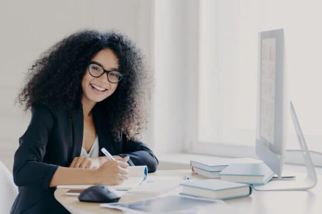 Etudiante qui a réussi a rédiger sa lettre de motivation en anglais