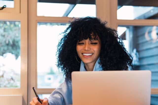 Lycéenne satisfaite d'avoir fait sa lettre de motivation parcoursup