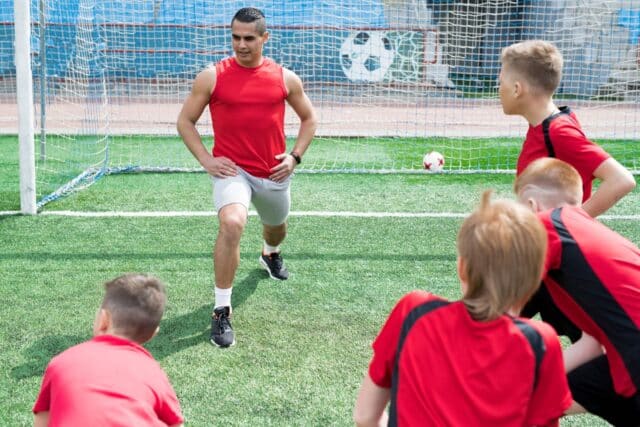 Jeune homme qui a réussi sa lettre de motivation pour une section sportive de football