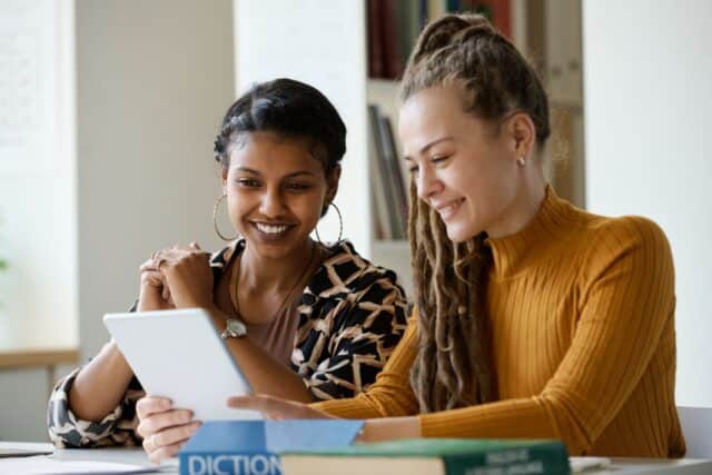 Deux étudiantes heureuses de rédiger une lettre de motivation pour un stage