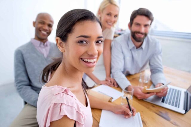 Stagiaire qui rédige sa lettre de motivation pour un stage d'entreprise